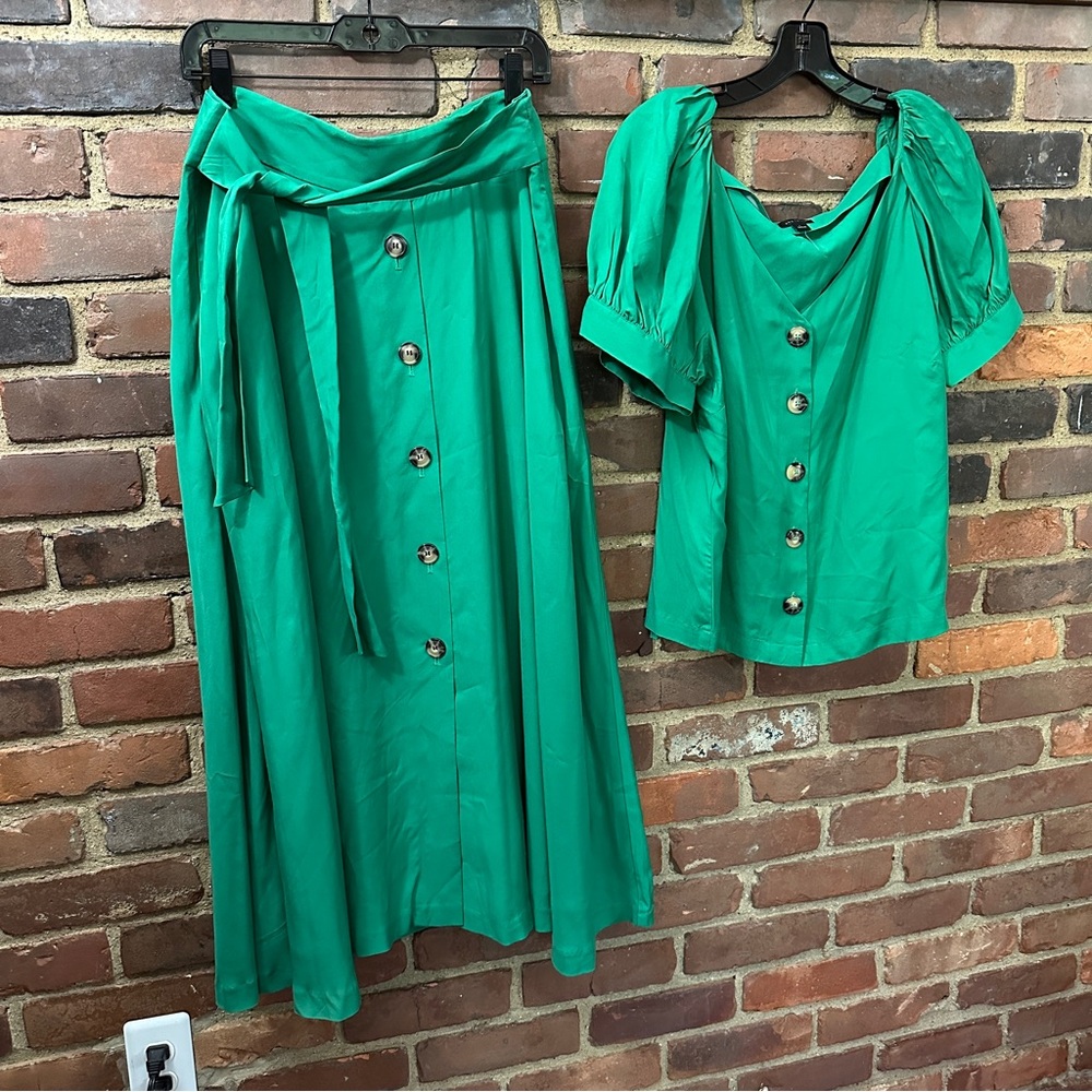 Ann Taylor | Vibrant Green A-Line Skirt + Puffed short sleeve button Top